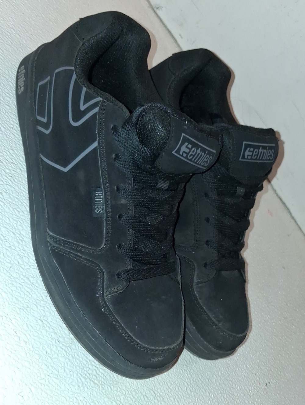 Etnies Men’s Black Skate Shoes with Reflective Logo